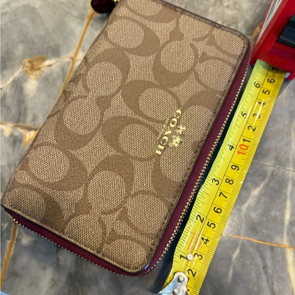 LARGE New Coach Tan and Brown Signature Zip Wallet - Picture 6 of 12